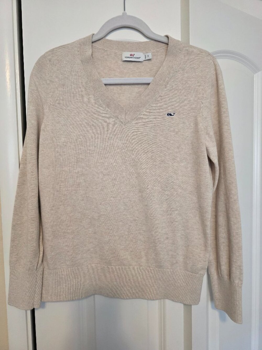 Vineyard vines oatmeal cream/tan color whale logo heritage V neck sweater S